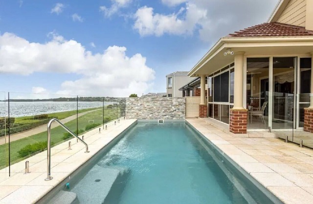 Large Waterfront Holiday House with everything