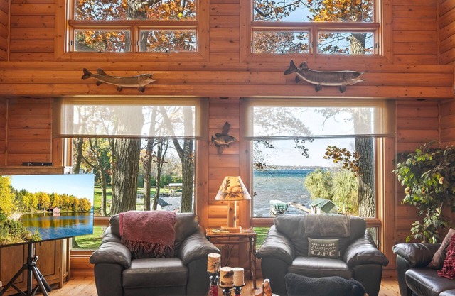 Large, woodsy retreat with incredible sunset views on Green Lake