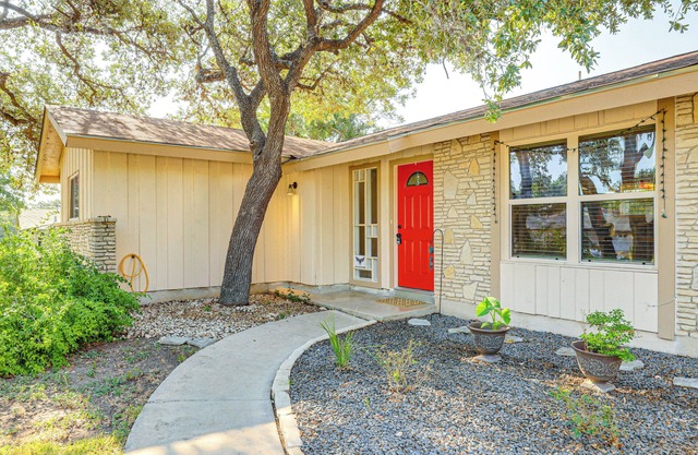 Large Yard: Home 9 Mi to San Antonio River Walk
