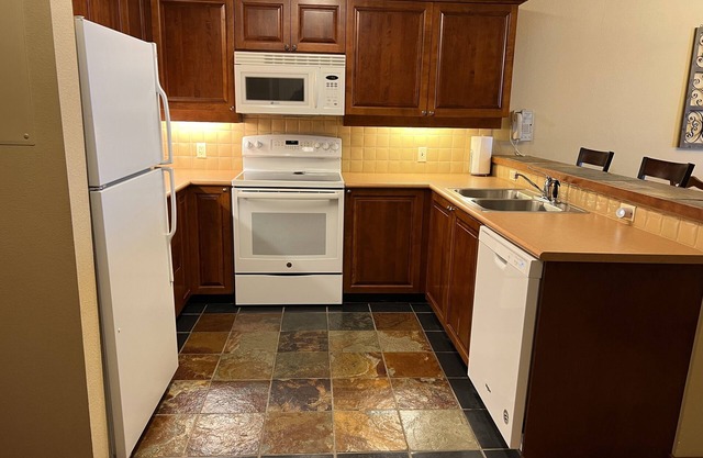 Largest 1 Bdrm + Den Floor Plan, Sleeps 5