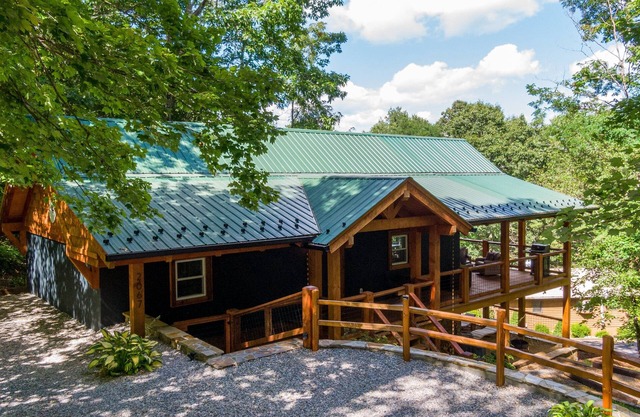 Lark Hollow - Pet Friendly Cottage with Hot Tub near Banner Elk