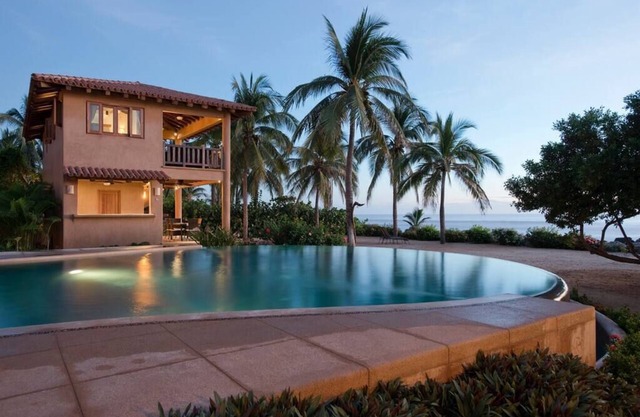 Las Rubias - Beachfront Luxury Villa -Troncones