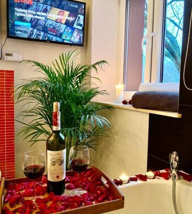 LAS SŁUPSKI PREMIUM LOVE APARTAMENT NR5 Wifi Netflix Smart TV50 full kitchen double bathtub up to 4 people full pleasure quality stay
