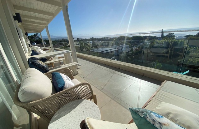 Lasalle Holiday Home - All the space, all the amenities. Sun, fun, views anyone?