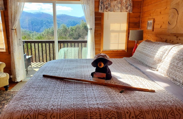 Last minute discounts. Cabin with Hot Tub & King Bed