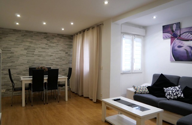 LauCar Vivienda de Uso Turístico, pets allowed, centrally located, spacious living room and kitchen