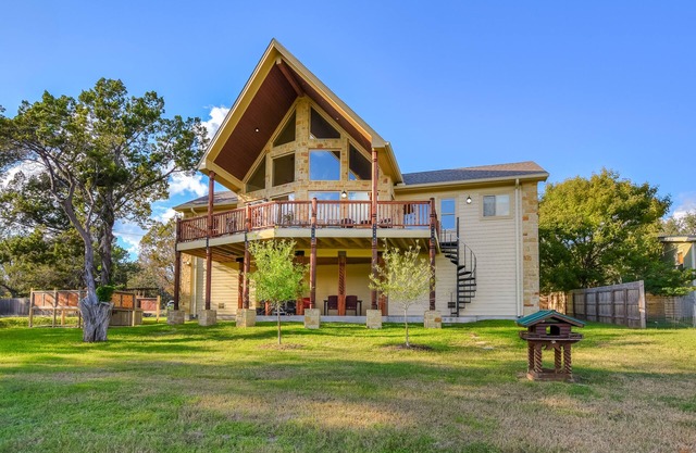 LAURA’S LODGE – BEAUTIFUL RIVER, KAYAKS, TUBES, HOT TUB - WELCOME!