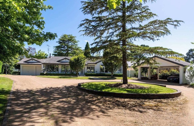 Lauretana House & Cottage -Grand Homestead w/Multiple Entertaining Areas, Pool, Moments from Bowral