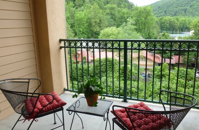 Lavish Condo on the Parkway!