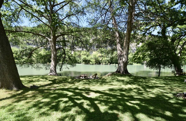 LAZY ACHERS - Beautiful Private Riverfront Getaway - Guadalupe River Hunt TX