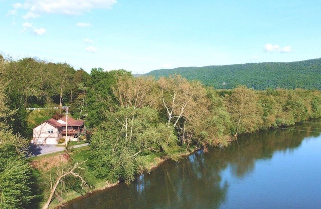 Lazy Bass Lodge | Riverfront & Porch Views + Boat Launch
