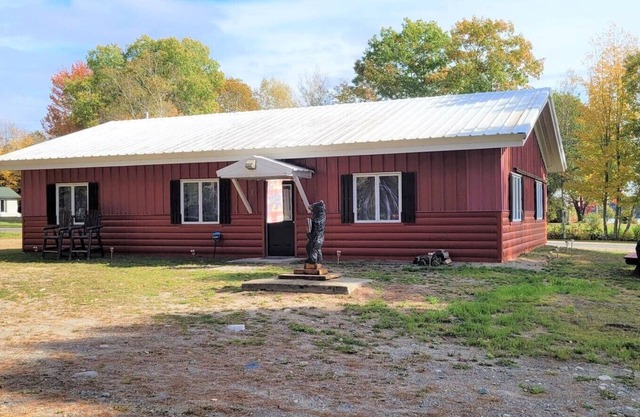 Lazy Bear Cabin With River Views! Gateway to Katahdin region!
