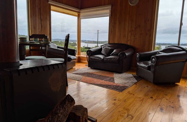 Lazy Koala Stays - wood cabin, hot tub (tinaja), bay views in a quiet area