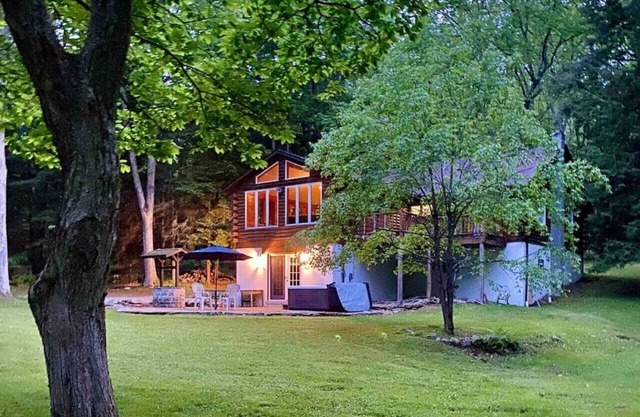 LazyBearLodge~Cozy Lodge with HOT TUB & Pool Table