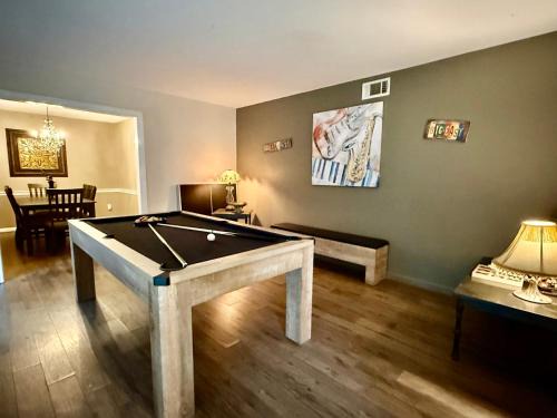 Le Belle - 4 Bdrm with Pool Table - Pet Friendly