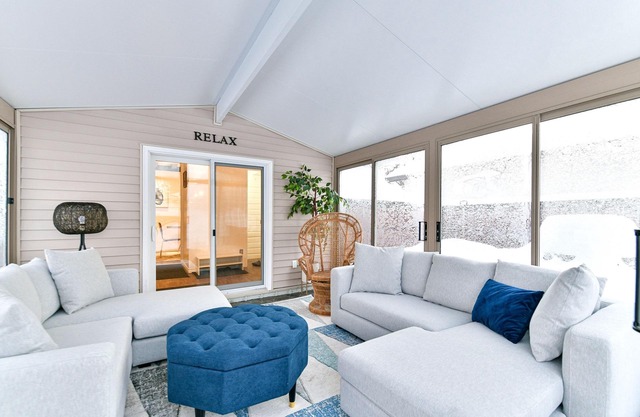 Le Chalet: Stylish 4bdrm Getaway w/ Hot Tub, Pool