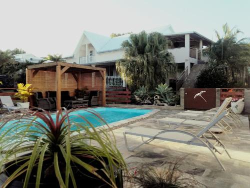 LE COLONIAL, T4 à 5 mn Aeroport dans villa de standing