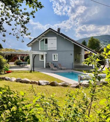 Le Jardin de Rose et Capucine, piscine et jardin avec terrasse