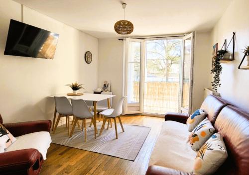 LE LOGIS DE L'ARQUEBUSE GARE, Centre ville et Cité Gastronomique