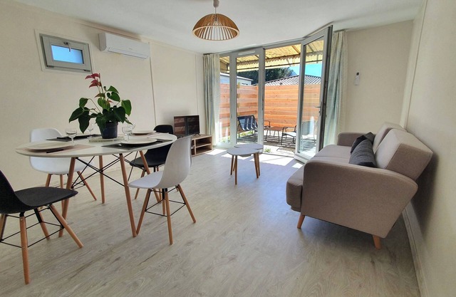 Le Mûrier: air conditioning, parking, direct access to greenway