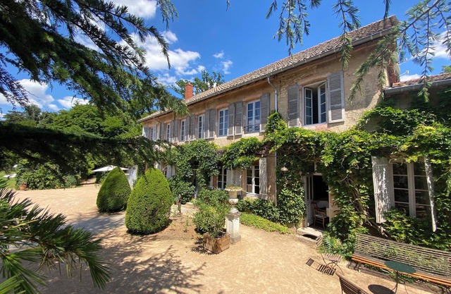 Le Manoir Bressan Beautiful spacious family home, quiet, dogs OK