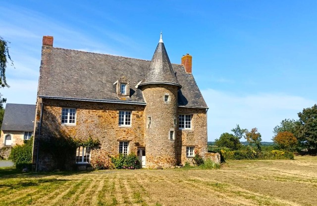 Le manoir de Beauregard, authentic 15th century manor house from Anjou: 10 bedrooms and swimming pool