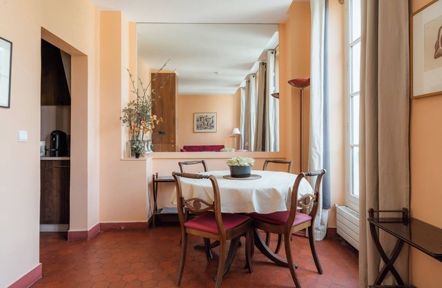 Le Marais Retreat, by Veeve