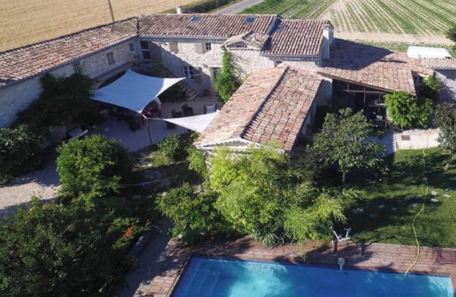 Le Mas du Pas, large Provencal farmhouse, 15 people, heated pool, 5 bathrooms or bathtub