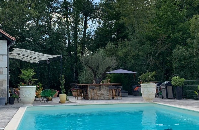"Le Moulin de Parcoul : Oasis de Verdure en Périgord"