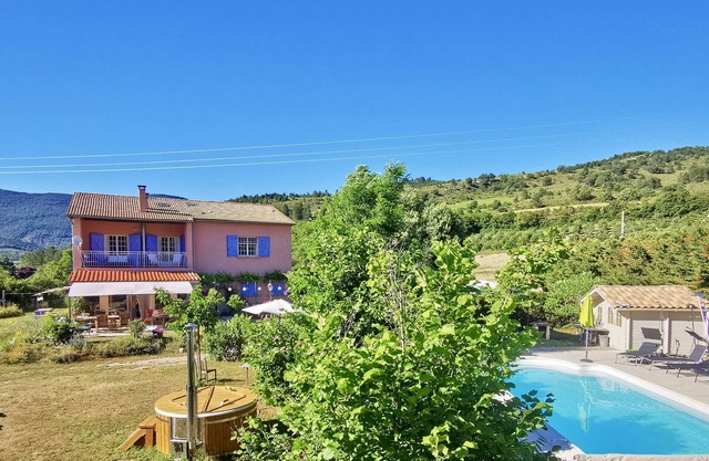Le Rêve is the place for family, friends, walking and cycling groups for 17 people