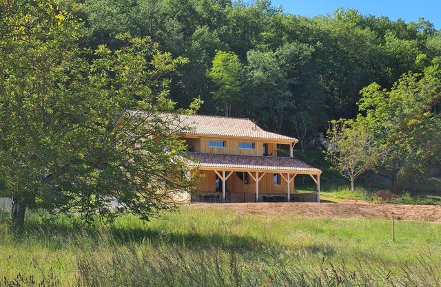 Le Séchoir des acacias, 110m2 gîte "La Noyeraie" with heated swimming pool.