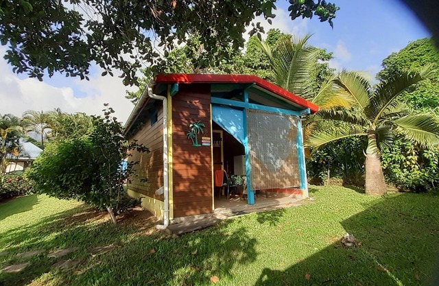 "LE TI-COLIBRI" CHARMING BUNGALOW at the foot of "La Soufrière" volcano