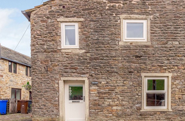 LEA VIEW, pet friendly, with open fire in Barrowford