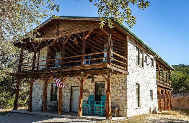 Leakey River Rental, relax in the peaceful hill country or cool off in the river