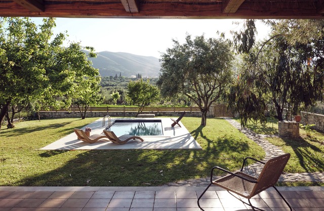 Leedas Farm Cottage with private pool