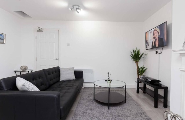 Leeds 2 Bedroom Apartment Sleeps 5