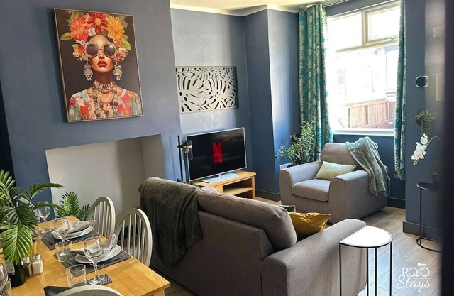 Leeds City | 3BR + Parking. Comfortable home for contractors and longer stays