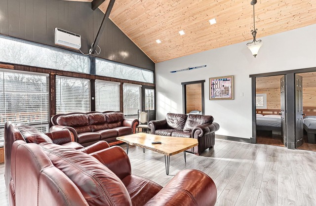 Legend Cottages(Sleep40) - indoor Pool & hot tub & Sauna