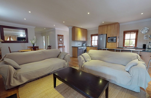 Lemon Cottage 2 Beds 2 Bath both on Suite Sleep 4 overlooking Solar Heated Pool.
