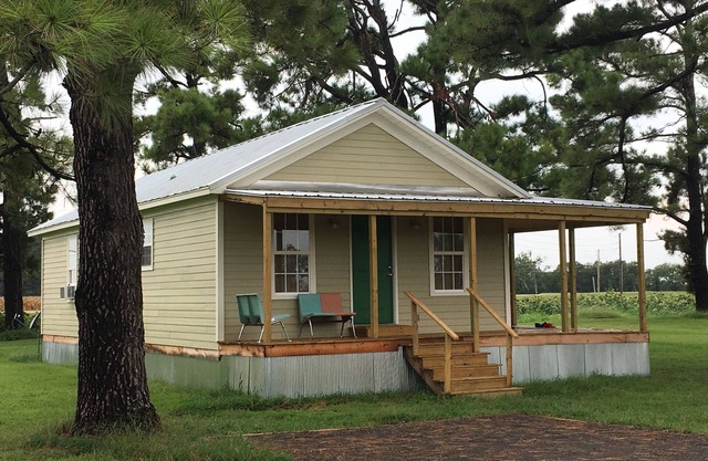 Leroy's farmhouse 7 min to Memphis, ❤️1 pet free 2nd pet considered for fee