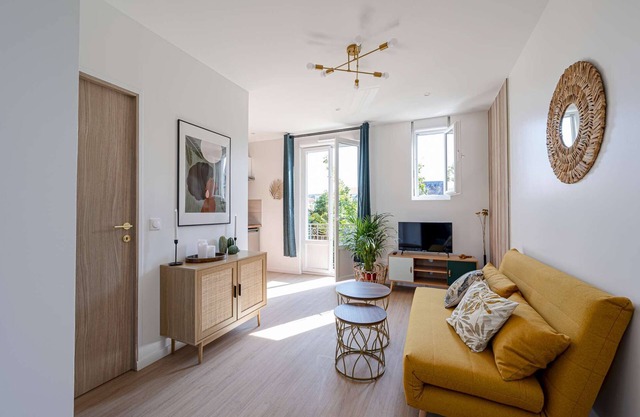 Les Maisons Acajou/Charming T2 equipped with Spicy Art