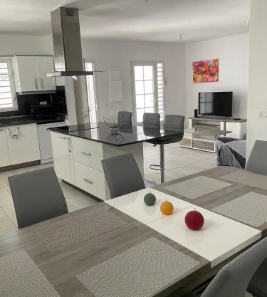 Les Naïdes -T4 Créole entre Plages&Cascades