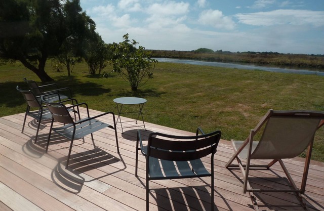 Les PORTES: Magnificent view, very quiet house, 150m from the beach, 5' from the Village