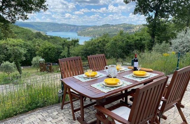 Les Romarins" house with splendid lake view