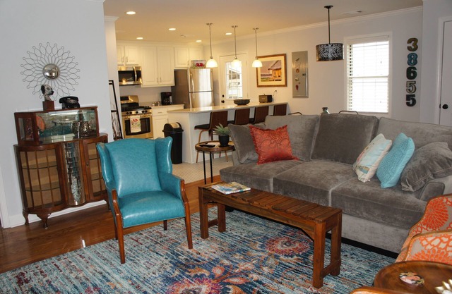 Less than 1 mi from Oxford Square, 2 B/1B double vanity, sleeper sofa, sleeps 6