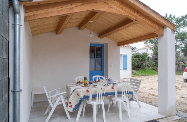Less than 500m from the beach, 2 adults - 3 child