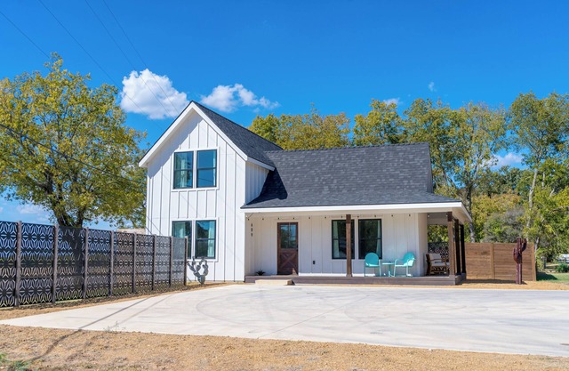 Let Go in Saint Jo! A modern barn house