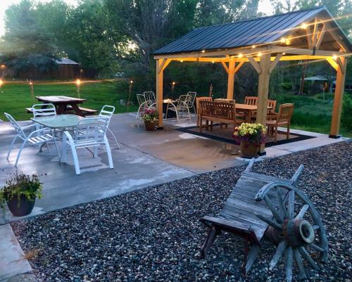 Let's Go ! Highly Rated, Location Perfect, Pools One Minute, Amenity-Rich with Wonderful Comfort, and Pup Friendly, Discover An Exceptional Wyoming Stay, Thermopolis River Walk Home at Hot Springs State Park, 'Where Families and Fisherman Stay'
