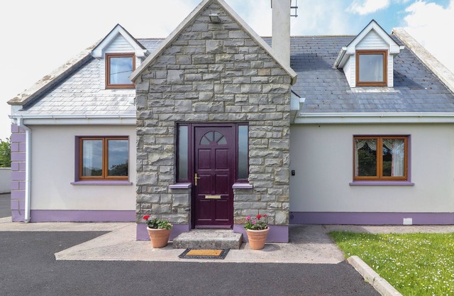 LEVALLY HOUSE, family friendly in Doonbeg, County Clare