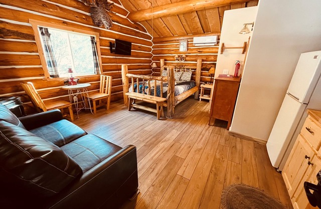 Lewis Cabin, Greyhouse Inn Vacation Rentals
